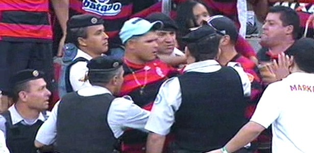De boné azul, torcedor é detido pelos policiais do estádio Mané Garrincha  - Reprodução