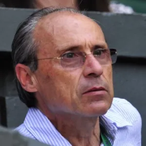 06.jul.2013 - Walter Bartoli, pai de Marion Bartoli, acompanha a filha na final de Wimbledon - AFP PHOTO / GLYN KIRK
