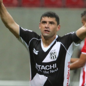 06.jul.2013 - William comemora gol da Ponte Preta sobre o Náutico pelo Campeonato Brasileiro - Agif