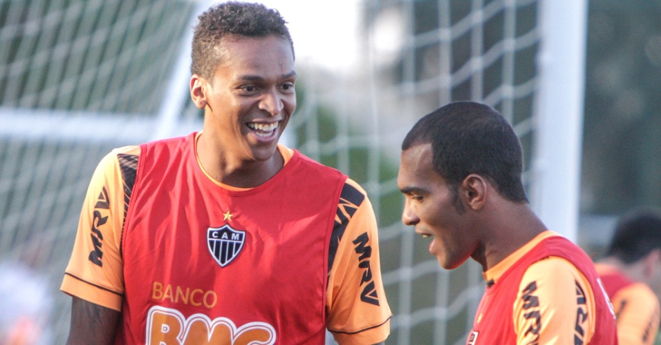 Jô e Richarlyson durante treino do Atlético-MG na Cidade do Galo (5/7/2013)