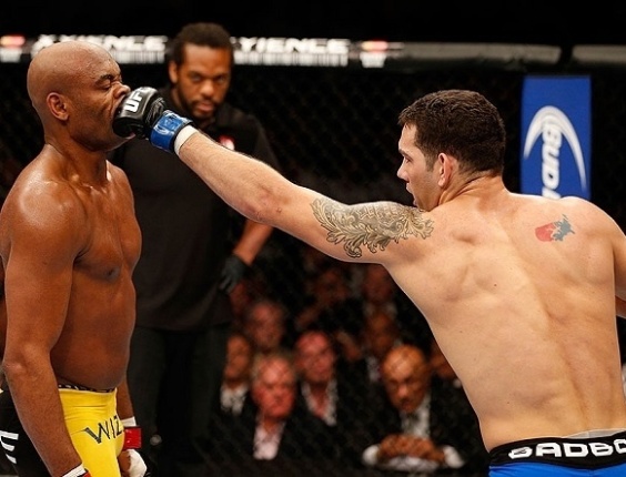 06.jul.2013 - Anderson Silva é acertado por Chris Weidman enquanto provoca o rival - Josh Hedges/Zuffa LLC/Zuffa LLC via Getty Images