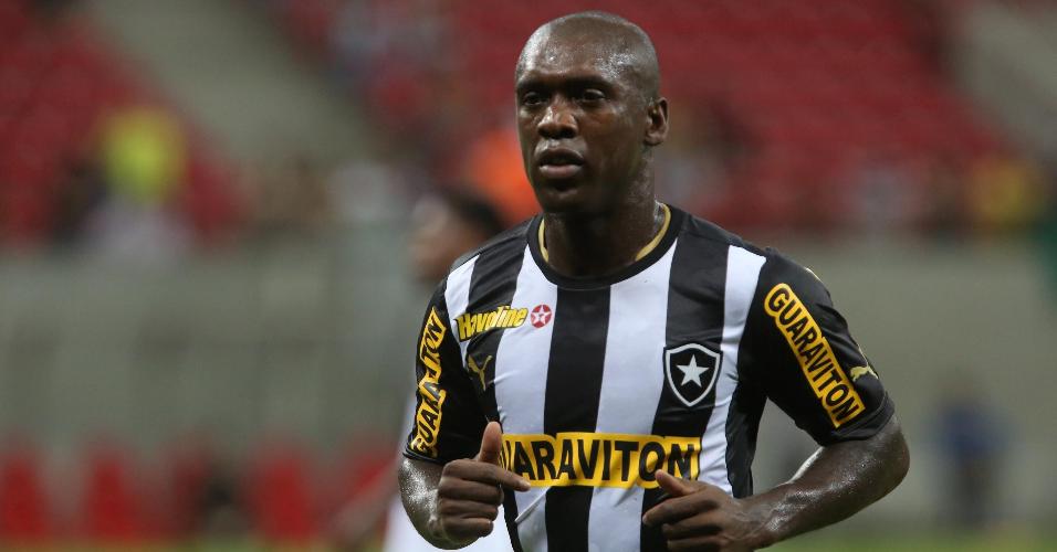 07.jul.2013 - Seedorf corre durante partida entre Bootafogo e Fluminense pelo Campeonato Brasileiro