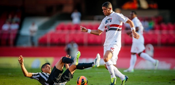 Volante Denilson, do São Paulo, tenta escapar de carrinho do meia Cícero, do Santos - Leandro Moraes/UOL