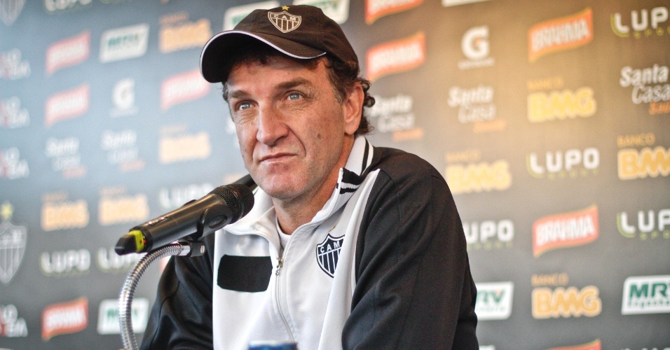 Técnico Cuca concede entrevista após treino do Atlético-MG na Cidade do Galo (5/7/2013)