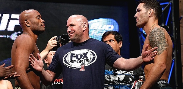 Dana White separa Anderson Silva e Chris Weidman durante a pesagem do UFC 162 - Josh Hedges/Zuffa LLC/Zuffa LLC via Getty Images