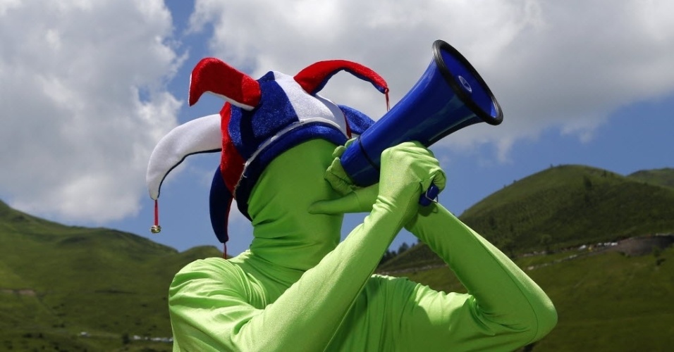 07.jul.2013 - Torcedor se cobre de verde-limão e fala em megafone enquanto os ciclistas passam em etapa da Volta da França em Saint-Girons
