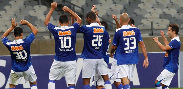 Jogadores comemoram com "dancinha" a 10ª vitória do Cruzeiro em 10 jogos no Mineirão - Washington Alves/VIPCOMM