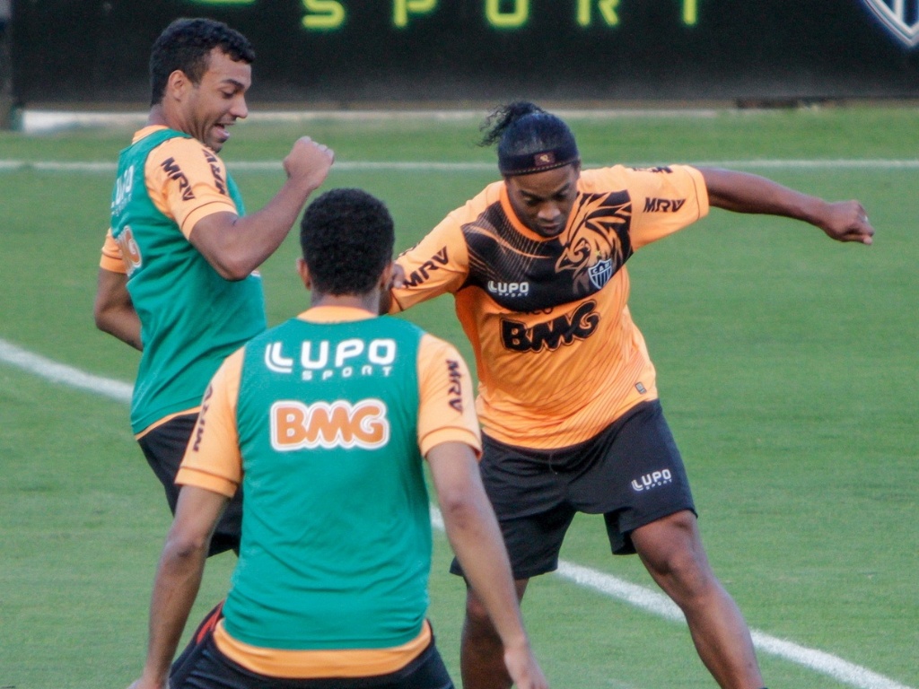 9 jul 2013 - Ronaldinho Gaúcho treina forte nesta quarta-feira na Cidade do Galo, em Vespasiano