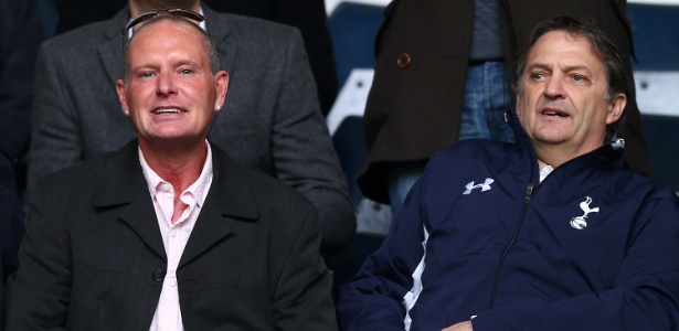 Ao lado de Gary Mabbutt (d), Gascoigne é visto assistindo partida do Tottenham em 2013 - Clive Rose/Getty Images