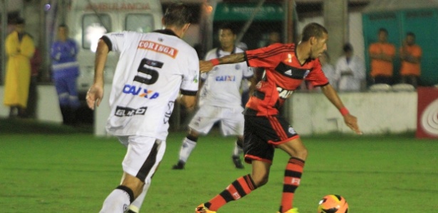Na primeira partida, o Flamengo, de Paulinho (d), venceu o ASA por 2 a 0 em Arapiraca - Ailton Cruz/VIPCOMM