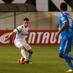10.07.2013 - Neílton é observado de perto pelos marcadores do CRAC pela Copa do Brasil - Marcello Zambrana/VIPCOMM