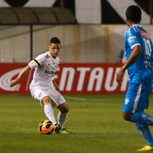 10.07.2013 - Neílton é observado de perto pelos marcadores do CRAC pela Copa do Brasil - Marcello Zambrana/VIPCOMM