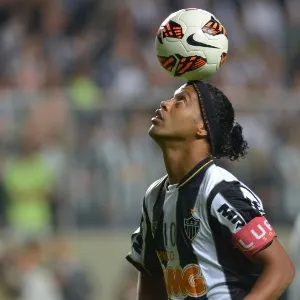 10.07.2013 - Ronaldinho Gaúcho mostra habilidade com a bola durante jogo do Atlético-MG pela semifinal da Libertadores - AFP PHOTO / Douglas MAGNO
