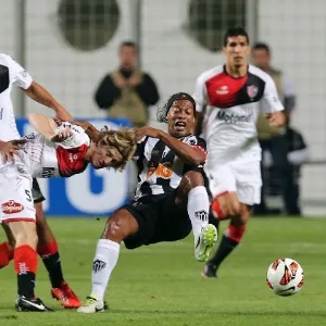 10.07.2013 - Ronaldinho se enrosca com a marcação do Newell's Old Boys - REUTERS/Paulo Whitaker