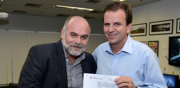 O presidente do Botafogo, Maurício Assumpção (e.), comemorou a cessão do terreno - Divulgação/Botafogo