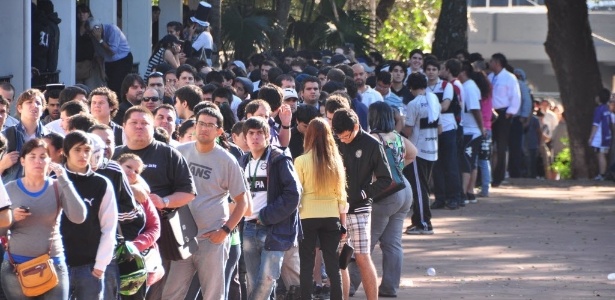 Torcedores do Olimpia já esgotaram as entradas para o setor arquibancada norte - Norberto Duarte/AFP