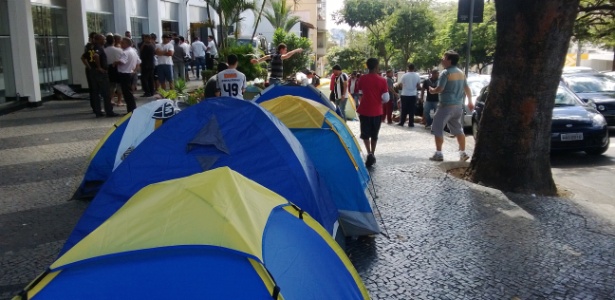  Atleticanos que seguem acampados à espera de ingressos querem jogo no Mineirão - Bernardo Lacerda/UOL