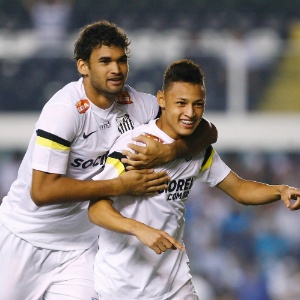 13.julho.2013 - Willian José e Neilton comemoram gol do Santos contra a Portuguesa - Ricardo Saibun/AGIF