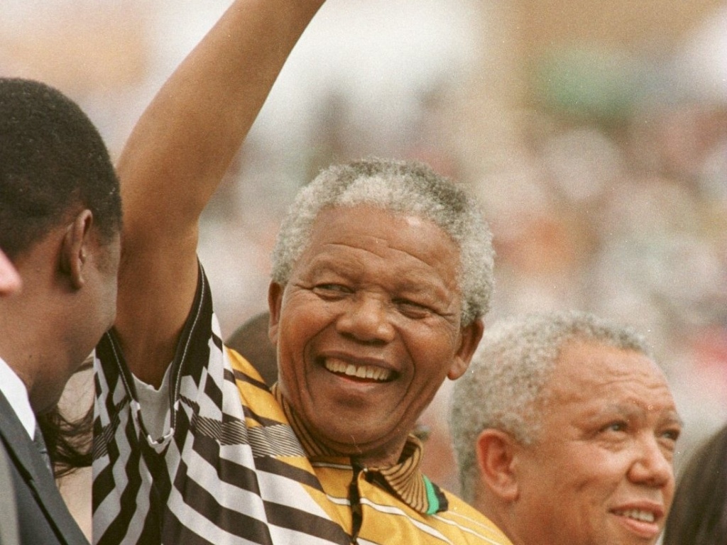 13.jan.1996 - Nelson Mandela saúda o público antes da abertura da Copa Africana de Nações entre África do Sul e Camarões em Johanesburgo - Gary M. Prior/ALLSPORT
