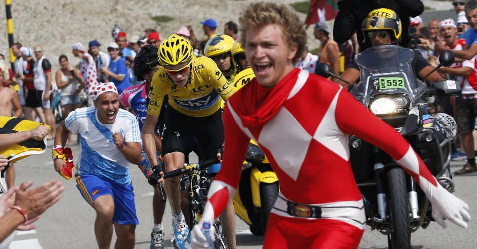 14.jul.2013 - Homens fantasiados acompanham passagem dos ciclistas da Volta da França no trecho entre Givors e Mont Ventoux.