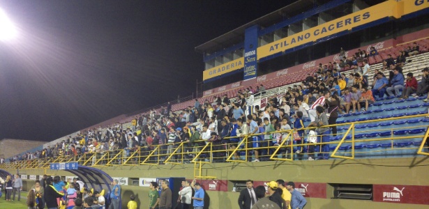 Torcedores do Sportivo Luqueño, do Paraguai, engrossam torcida do Atlético-MG - Bernardo Lacerda/UOL