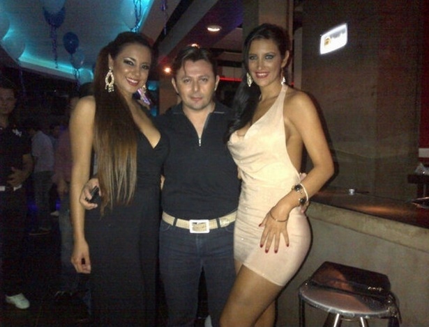 Luana Chamorro (dir.) exibe vestido ousado ao lado de amigos durante festa - Reprodução/Twitter/@HectorRCabello