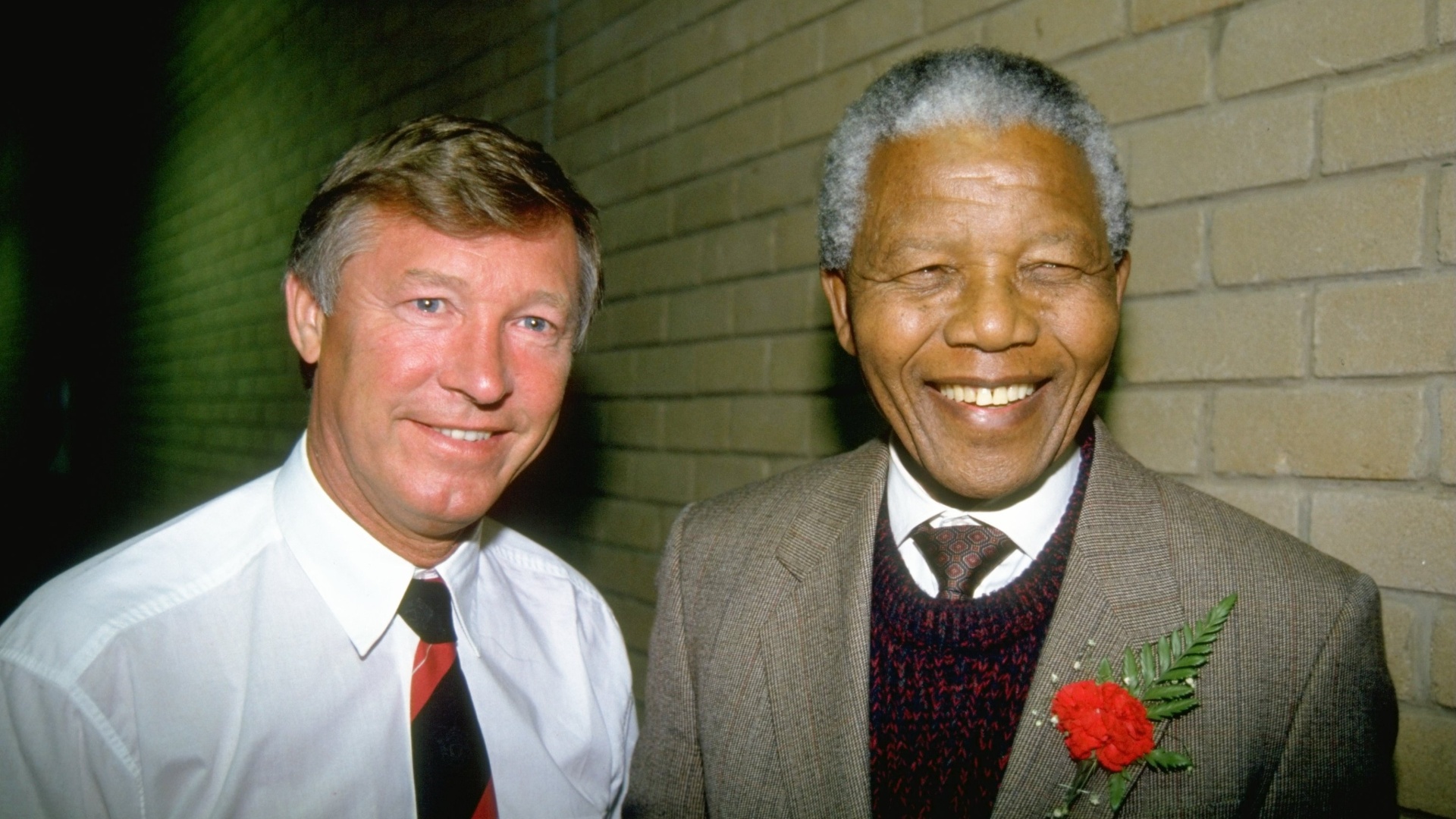 1993 - Alex Ferguson, técnico do Manchester United, posa ao lado de Nelson Mandela durante passagem do clube inglês pela África do Sul - David Rogers/Allsport