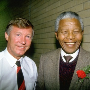 1993 - Alex Ferguson, técnico do Manchester United, posa ao lado de Nelson Mandela durante passagem do clube inglês pela África do Sul - David Rogers/Allsport