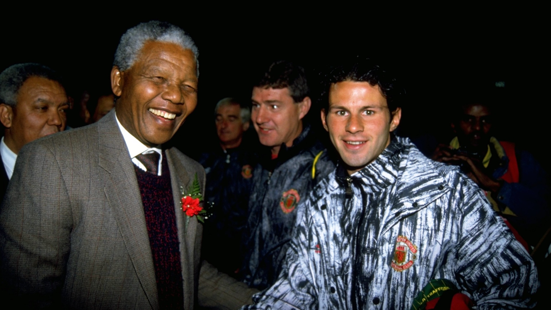 1993 - Ryan Giggs, jogador do Manchester United, posa ao lado de Nelson Mandela durante passagem do clube inglês pela África do Sul - David Rogers/Allsport