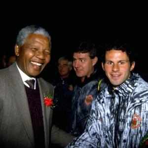 1993 - Ryan Giggs, jogador do Manchester United, posa ao lado de Nelson Mandela durante passagem do clube inglês pela África do Sul - David Rogers/Allsport