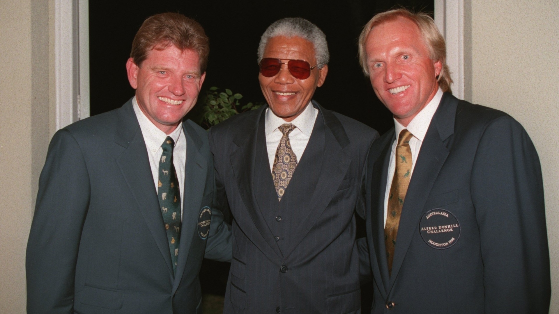 23.fev.1995 - Nelson Mandela posa ao lado dos golfistas Nick Price (e) e Greg Norman durante evento de lançamento de um desafio de golfe entre África do Sul e Austrália em Johanesburgo - Allsport UK/ALLSPORT
