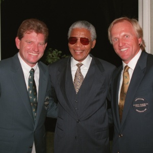 23.fev.1995 - Nelson Mandela posa ao lado dos golfistas Nick Price (e) e Greg Norman durante evento de lançamento de um desafio de golfe entre África do Sul e Austrália em Johanesburgo - Allsport UK/ALLSPORT