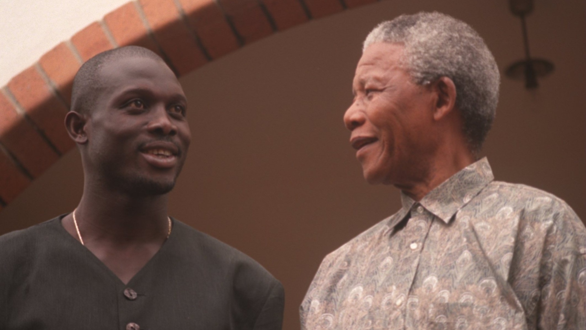 27.jan.1996 - George Weah, astro da seleção da Libéria, encontra-se com o presidente sul-africano Nelson Mandela durante a Copa Africana de Nações na África do Sul - Gary Prior/ALLSPORT