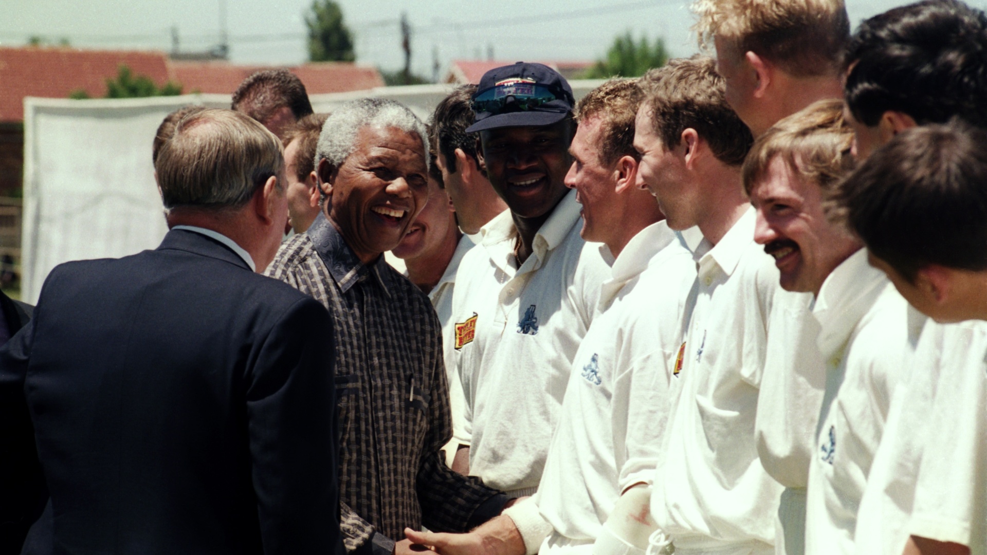 27.out.1995 - Nelson Mandela cumprimenta os jogadores da Inglaterra antes de jogo contra a África do Sul no Soweto - Getty Images