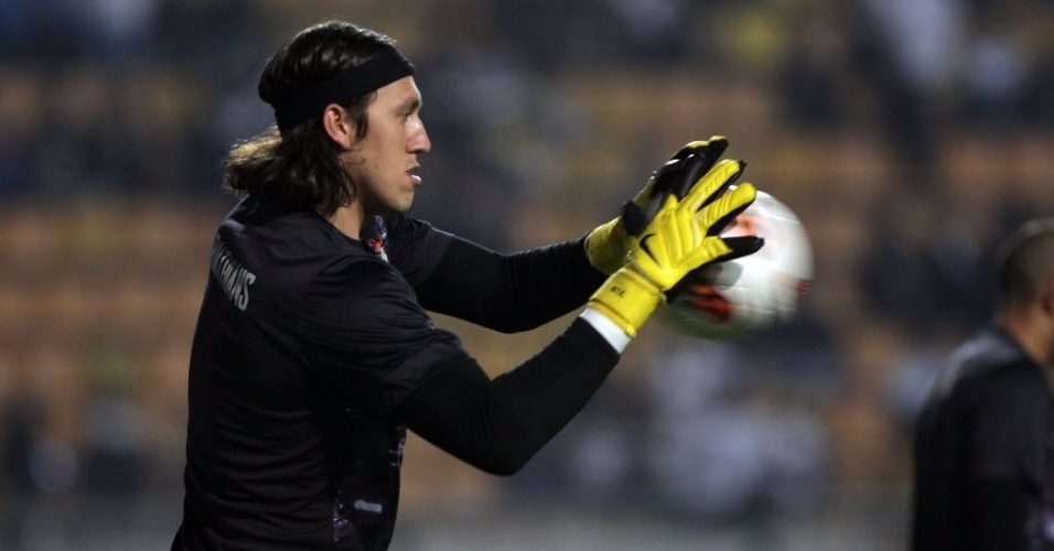 17.07.13 - Cassio faz aquecimento no gramado do Pacaembu antes do duelo entre São Paulo e Corinthians - Juca Varella/Folhapress