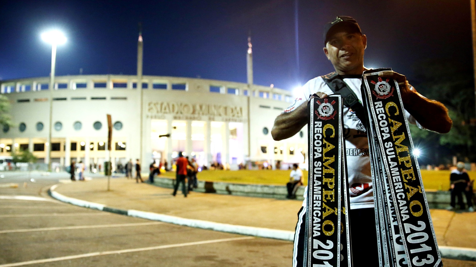 17.07.13 - Faixas de Corinthians campeão da Recopa já são vendidas nos arredores do Pacaembu antes da decisão contra o São Paulo - Flavio Florido/UOL