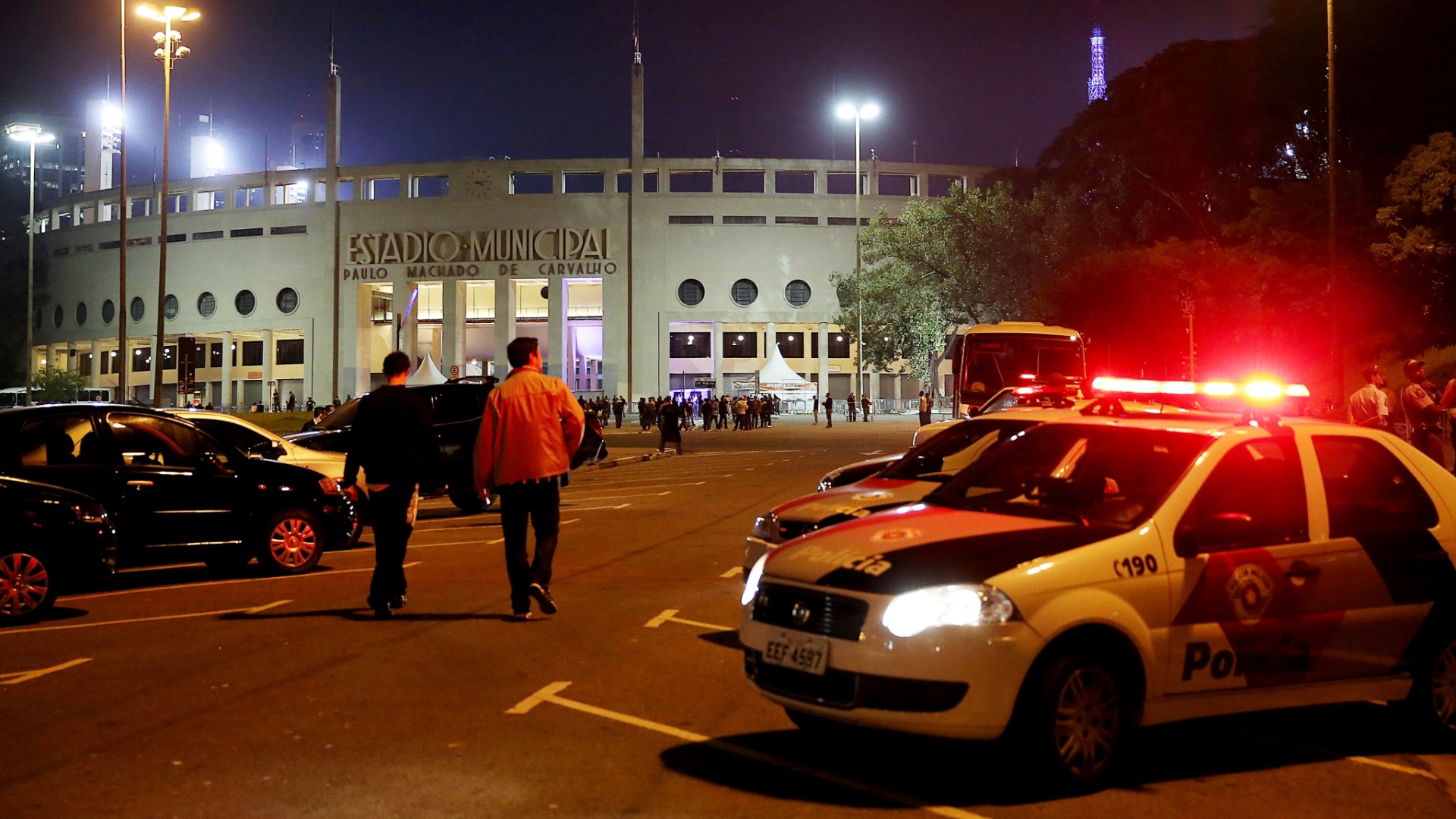 17.07.13 - Policiais se preparam para a chegada de torcedores de Corinthians e São Paulo na final da Recopa - Flavio Florido/UOL