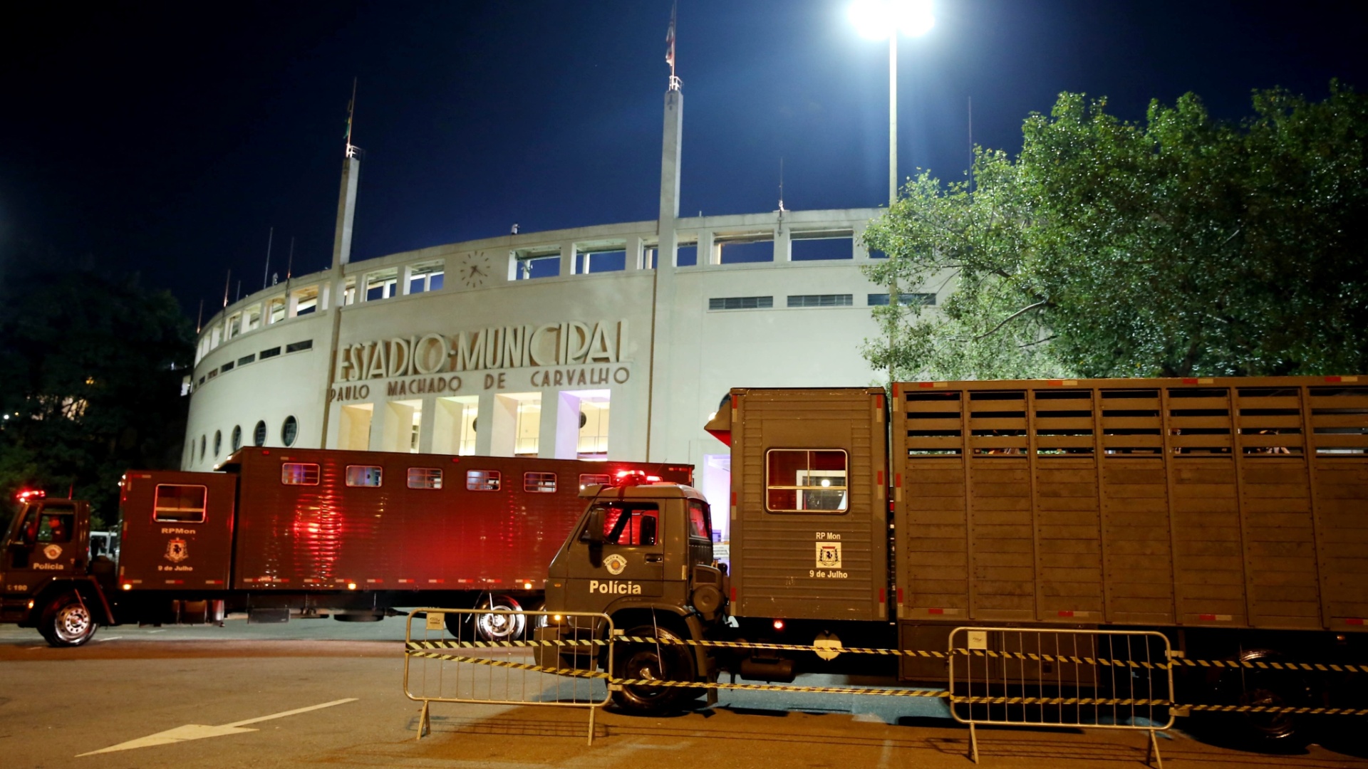 17.07.13 - Policiais se preparam para a chegada de torcedores de Corinthians e São Paulo na final da Recopa - Flavio Florido/UOL