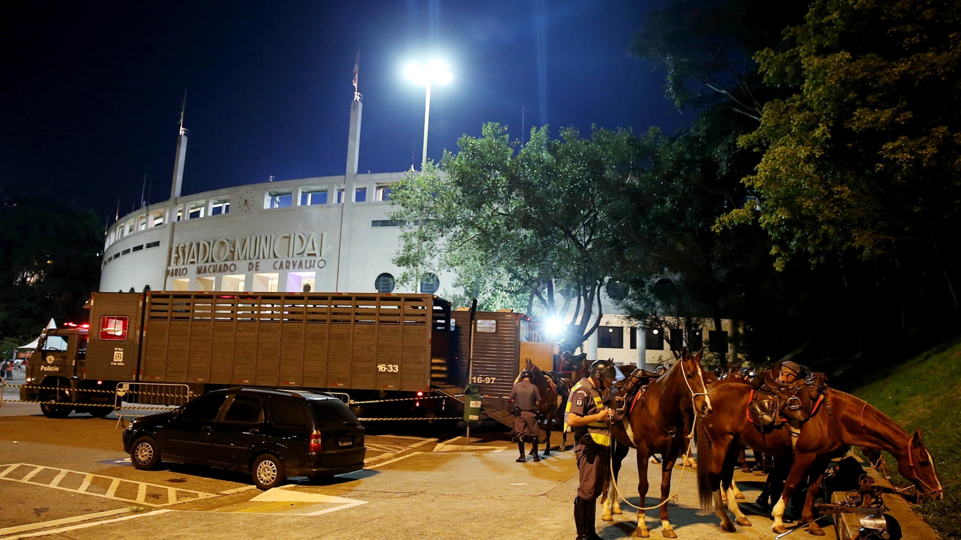 17.07.13 - Policiais se preparam para garantir a segurança no clássico entre Corinthians e São Paulo pela final da Recopa - Flavio Florido/UOL