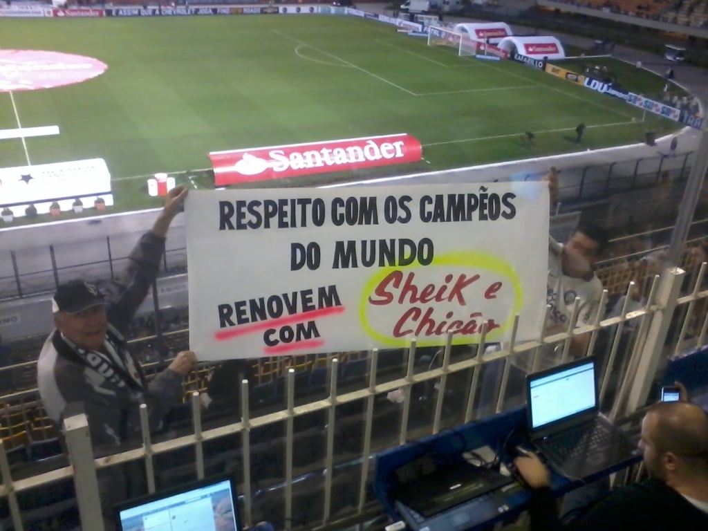 17.07.13 - Torcedores corintianos pedem renovação de Chicão e Emerson Sheik antes da final da Recopa contra o São Paulo - Gustavo Franceschini/UOL