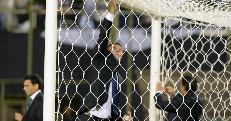 17.07.2013 - Nestor Pitana, árbitro argentina do primeiro jogo da final da Libertadores, checa a rede do Defensores Del Chaco antes de Olímpia x Atlético-MG - AFP PHOTO / PABLO PORCIUNCULA