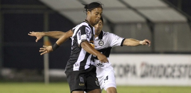 Atuação de Ronaldinho Gaúcho, substituído pela 6ª vez no Atlético, frustrou fãs no Paraguai - REUTERS/Mario Valdez