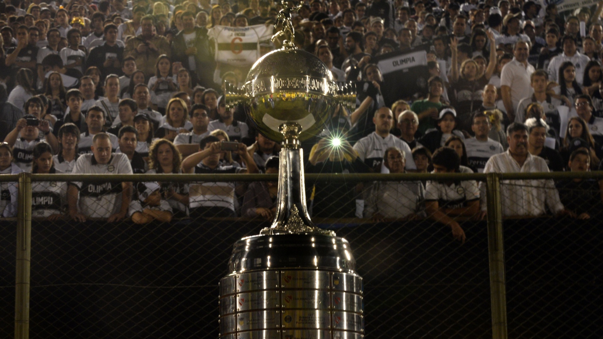17.07.2013 - Taça Libertadores fica dentro do gramado Defensores del Chaco - AFP PHOTO / PABLO PORCIUNCULA