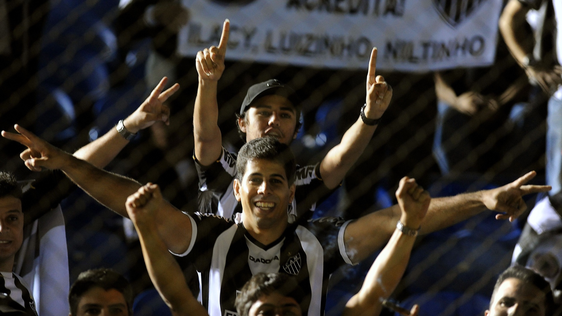 17.07.2013 - Polícia paraguaia obrigou torcedores a passarem por teste do bafômetro na entrada do Estádio Defensores Del Chaco, em Assunção, antes do primeiro jogo da final da Libertadores, entre Olímpia e Atlético-MG. Quem testava acima de 0,3 de teor alcoolico, tinha de tomar água e comer pão para amenizar o efeito, passar por novo teste e entrar no estádio - AFP PHOTO / Norberto Duarte