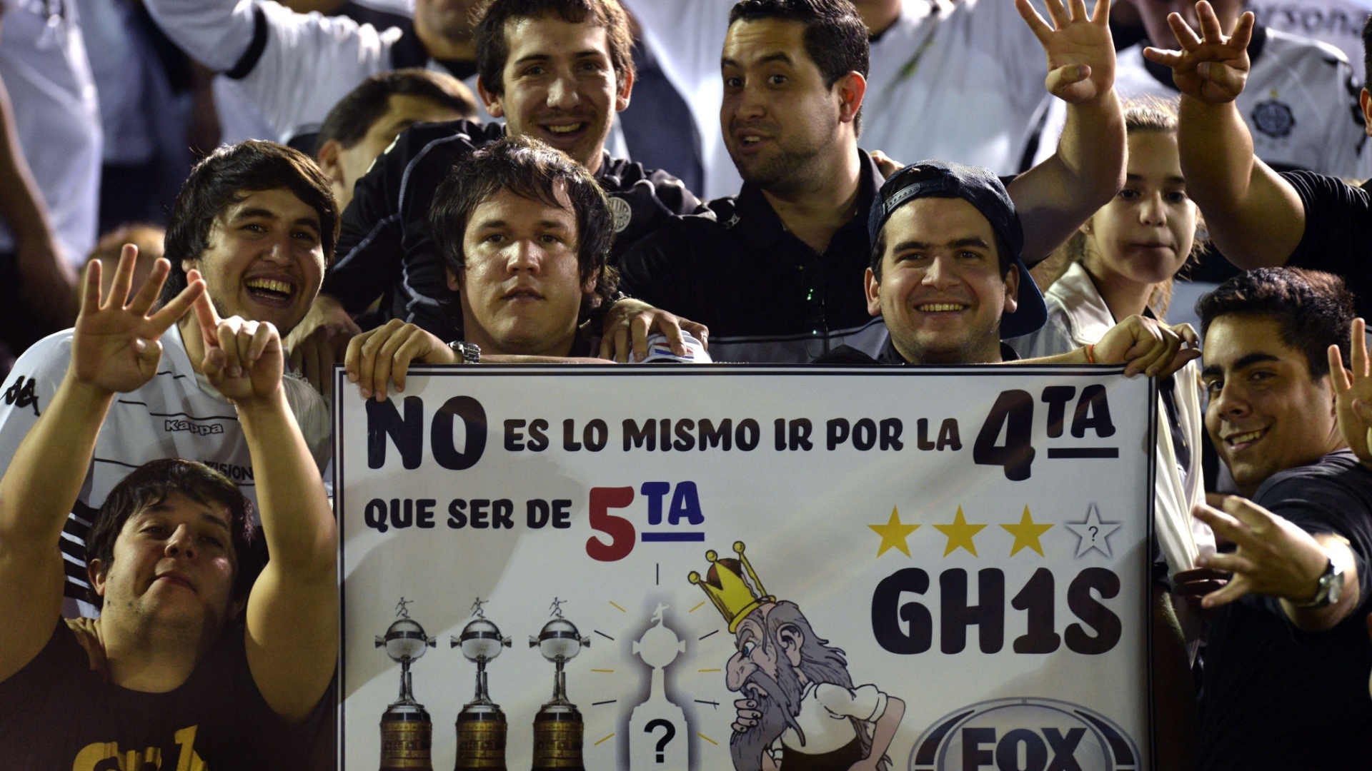 17.07.2013 - Torcedores do Olimpia esbanjam otimismo para a partida contra o Atlético-MG - AFP PHOTO / PABLO PORCIUNCULA