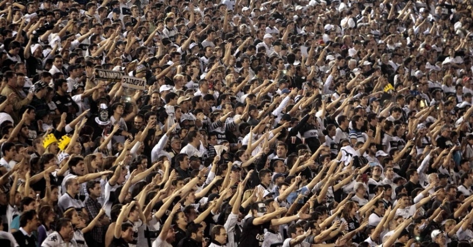 17.07.2013 - Torcedores do Olímpia lotam o estádio Defensores Del Chaco, em Assunção, para a final da Libertadores contra o Atlético-MG - EFE/Andrés Cristaldo