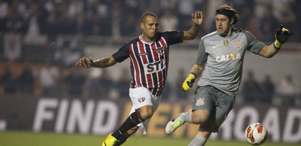 Cassio protege a bola enquanto Luis Fabiano tenta fazer jogada pelo São Paulo  - EFE/Sebastião Moreira
