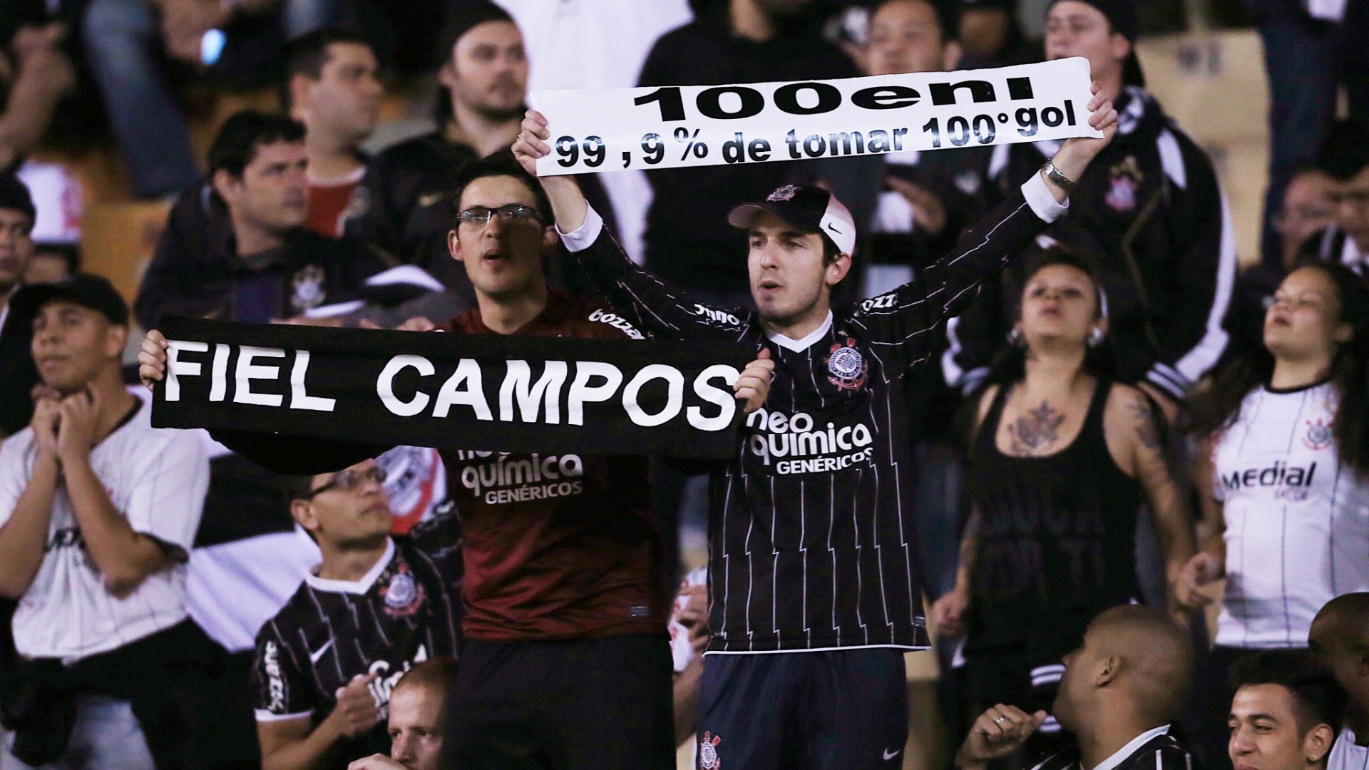 17.jul.2013 - Com faixa, torcedor do Corinthians provoca Rogério Ceni antes de final da Recopa no Pacaembu - Flavio Florido/UOL