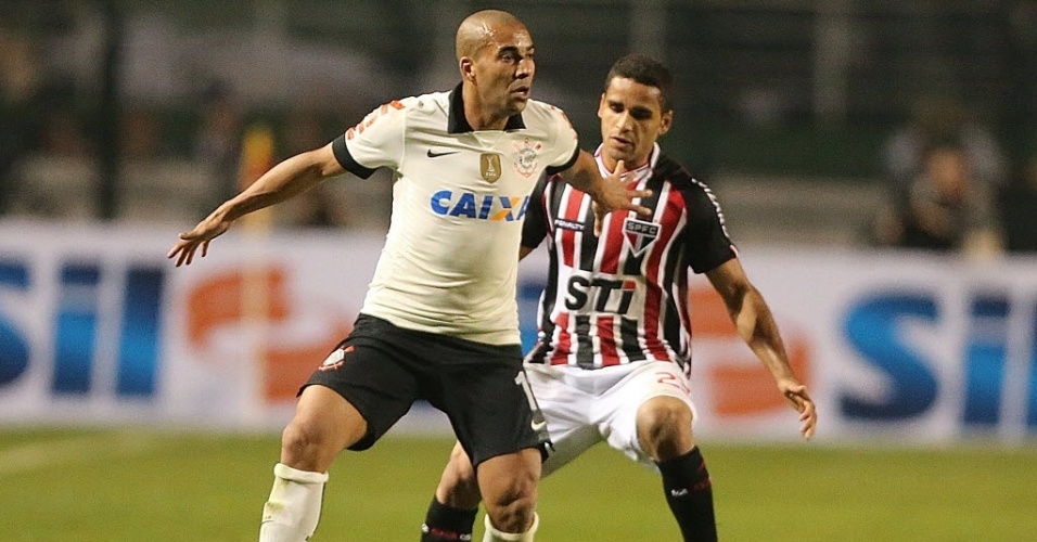 17.jul.2013 - Emerson protege a bola enquanto é marcado por Douglas na final da Recopa entre Corinthians e São Paulo - Flavio Florido/UOL