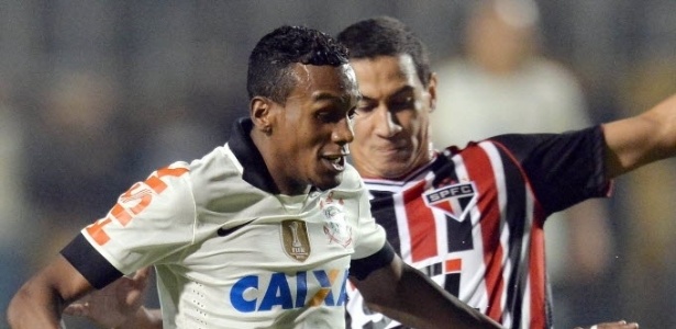Edenílson em ação contra Ganso na final da Recopa, entre São Paulo e Corinthians 